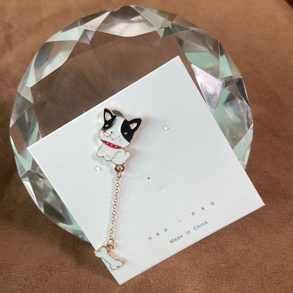 Dog enamel pin with dangling bone - Picture 1 of 5